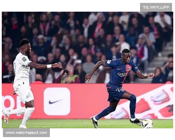 巴黎圣日耳曼门将高强度训练彰显专业精神专项教练全程技术指导